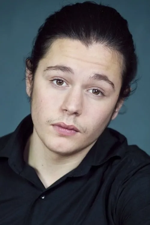 Louis Dussol interpretando a Vinnie