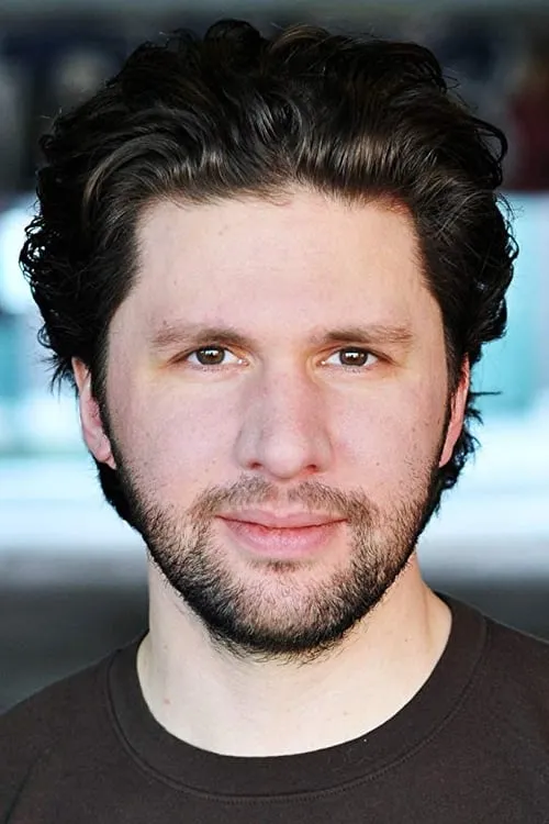 Louis Hobson interpretando a Matt