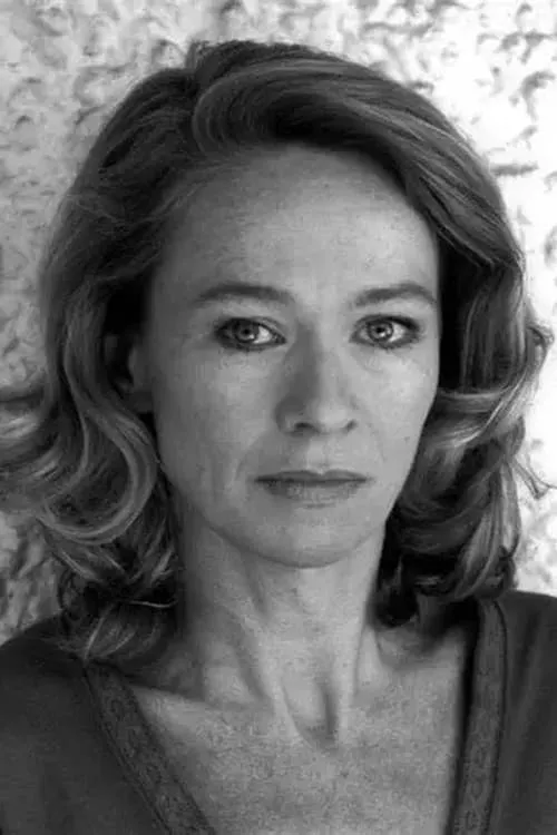 Louise Bangay interpretando a Dr. Rossa Ballard