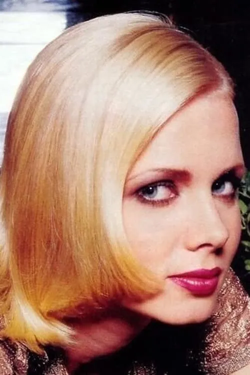 Louise Germaine interpretando a Amber Boyce / Mandy Mason