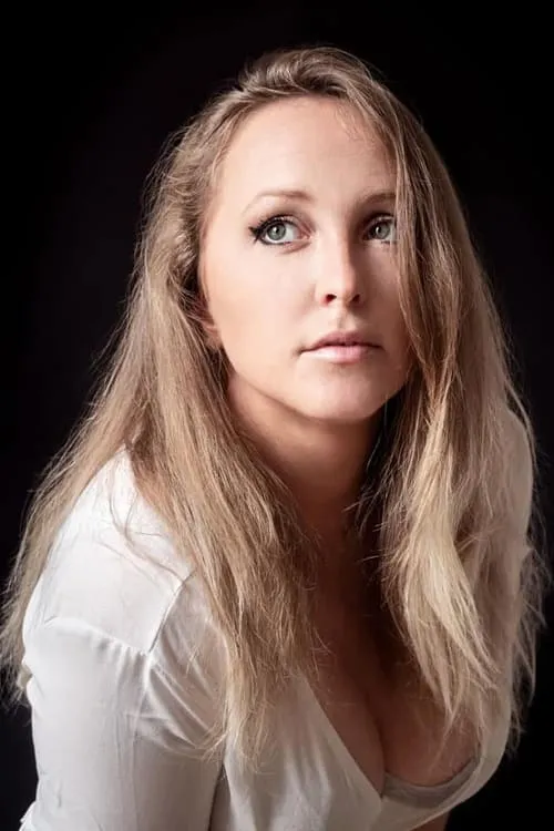 Louise Hylland interpretando a Red