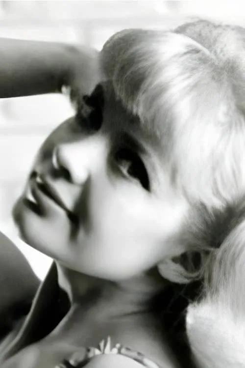 Louise Lawson interpretando a