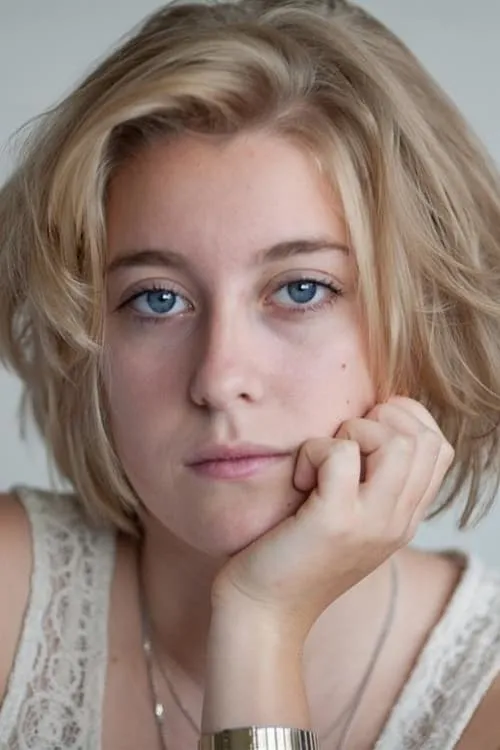 Louise Orry-Diquéro interpretando a Clothes saleswoman