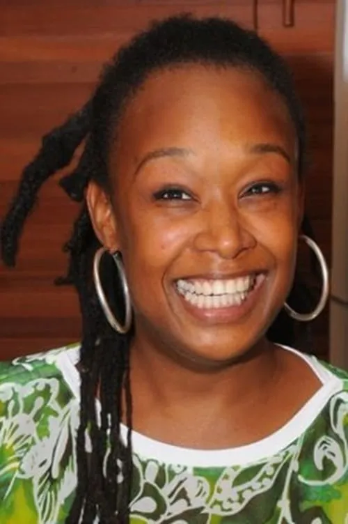 Louranda Bird Abreu interpretando a Lucia