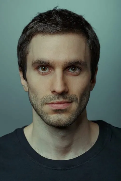 Lucas Drummond interpretando a Vinicius