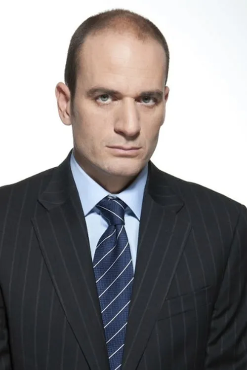 Lucas Fuica interpretando a Empleado tanatorio