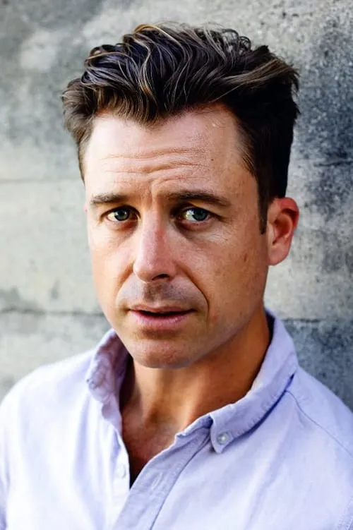 Lucas Near-Verbrugghe interpretando a Mike