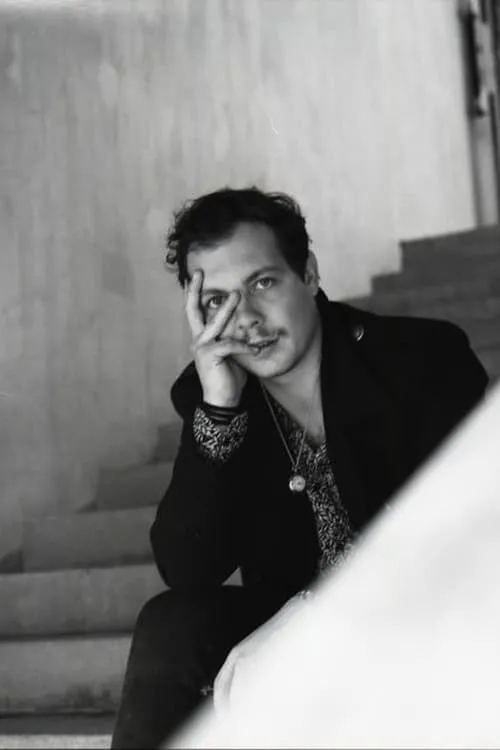 Lucas Riedle interpretando a Nico