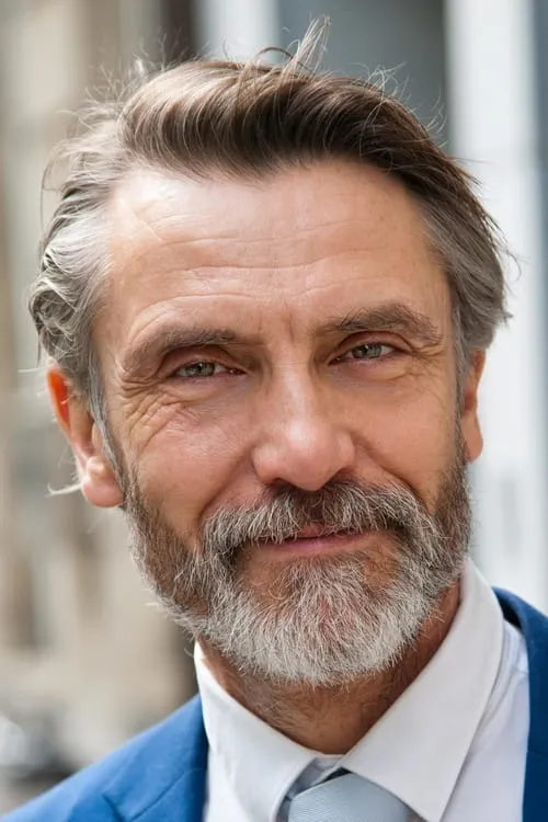 Lucas Tavernier interpretando a Der butler