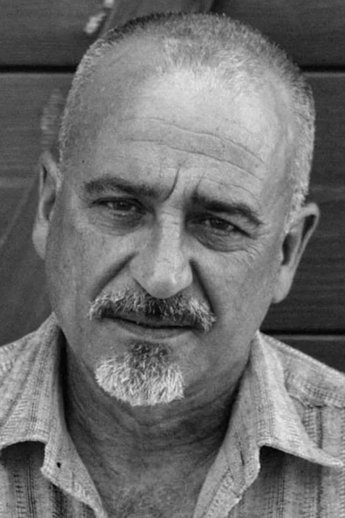 Luciano Miele interpretando a Avvocato Marone