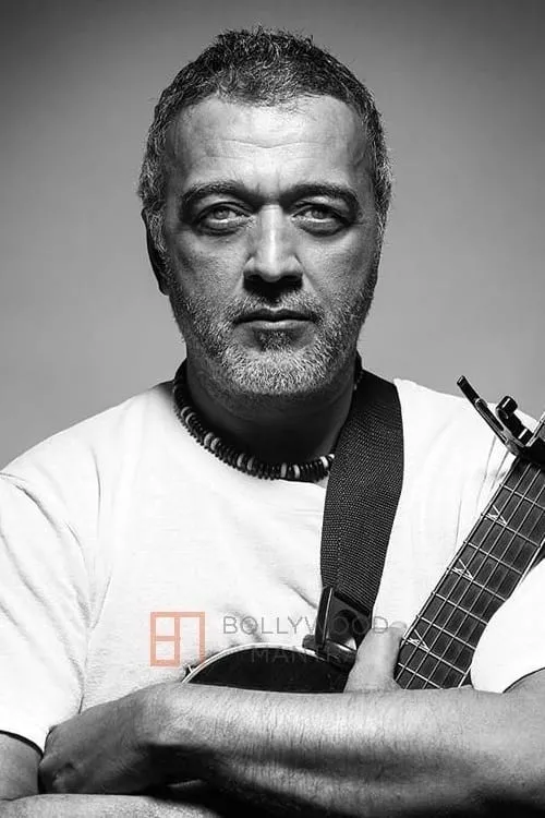 Lucky Ali interpretando a Maqbool ‘Mak’ Haider