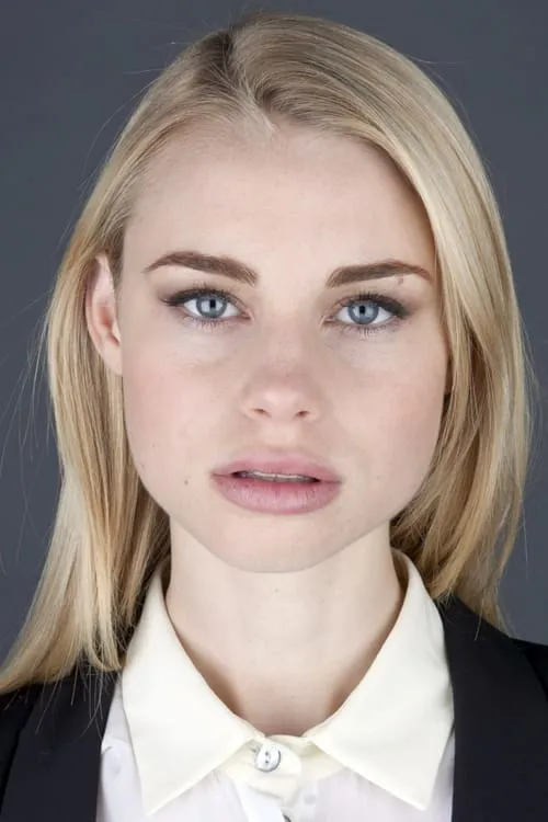 Lucy Fry — personaje: Marina Oswald