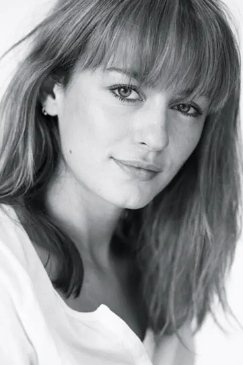 Lucy Holt interpretando a Lola