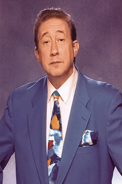 Luis Aguilé interpretando a