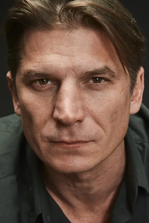 Luka Peroš interpretando a Comandante Alvarez Rodriguez