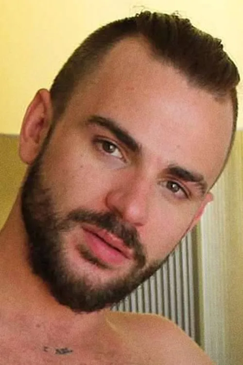 Lukas Cipriani interpretando a