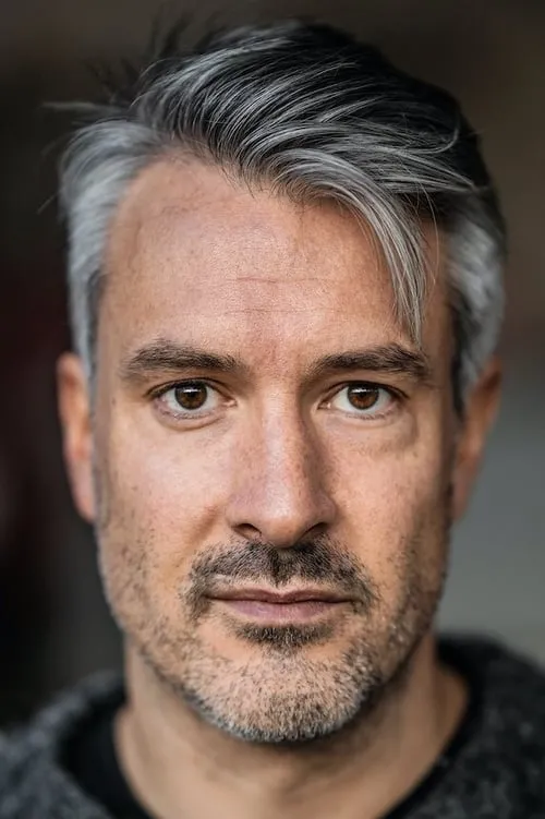 Lukas Spisser interpretando a Giovanni Romanini