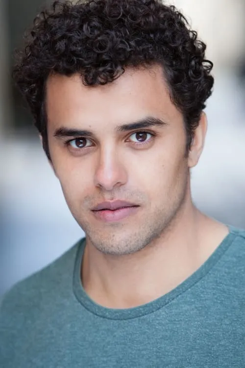 Luke Brady interpretando a Moses