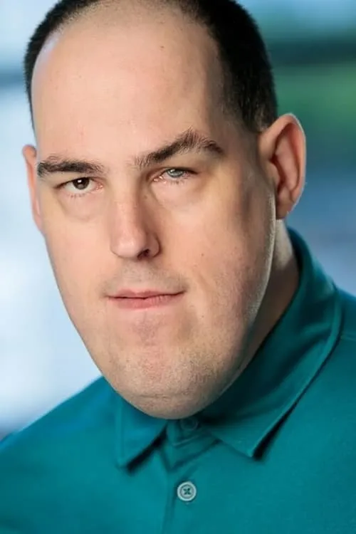 Luke Davis interpretando a Mark