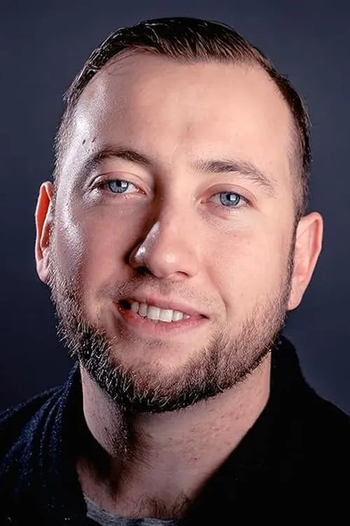 Luke Lawrence interpretando a Georgie