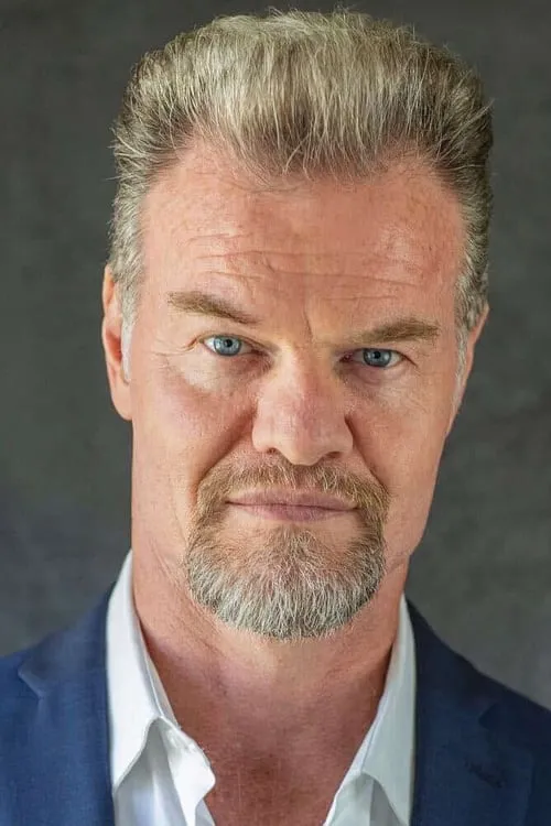 Luke Massy interpretando a The Champ