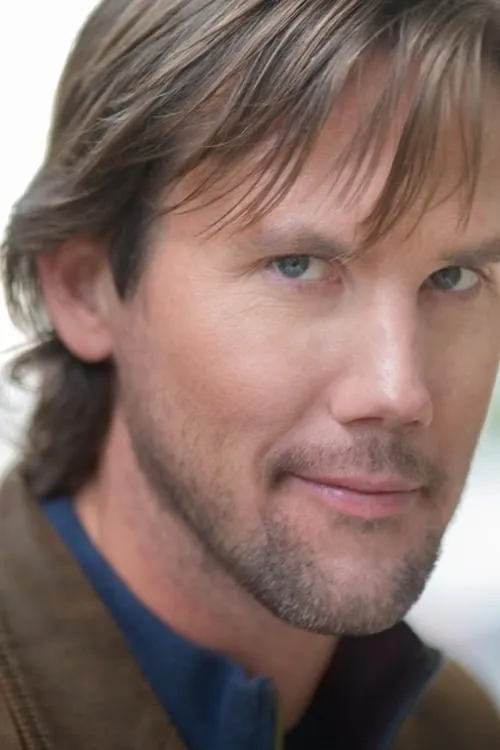 Luke Pitzrick interpretando a Number Two