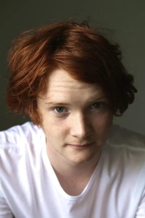 Luke Spencer Roberts interpretando a NGO Rep