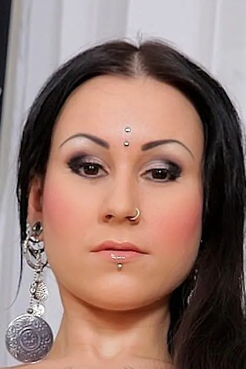 Lulu Jung interpretando a (archive footage)