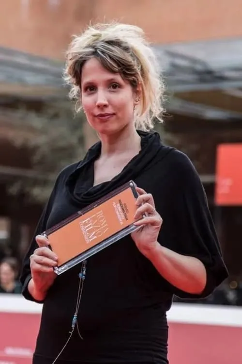 Luna Gualano interpretando a 