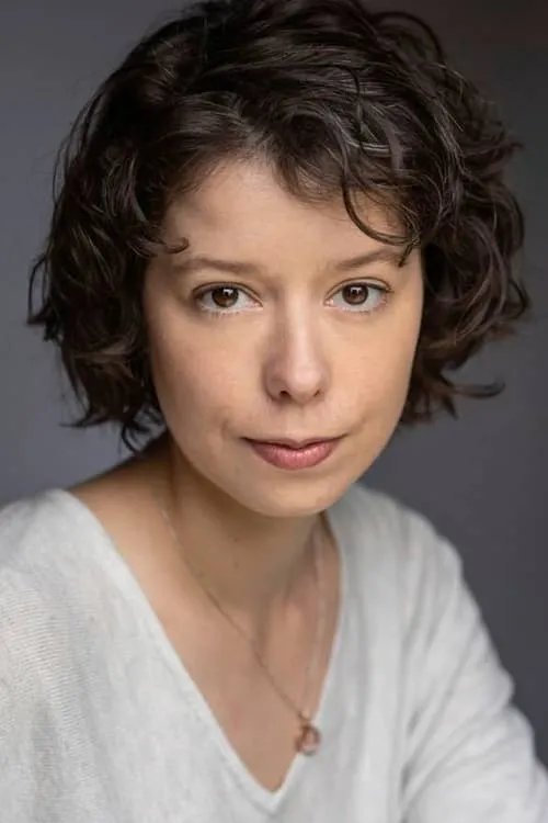 Lydia Bensky interpretando a Lily