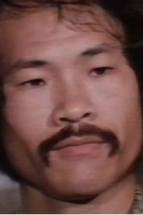 Ma Chiu interpretando a