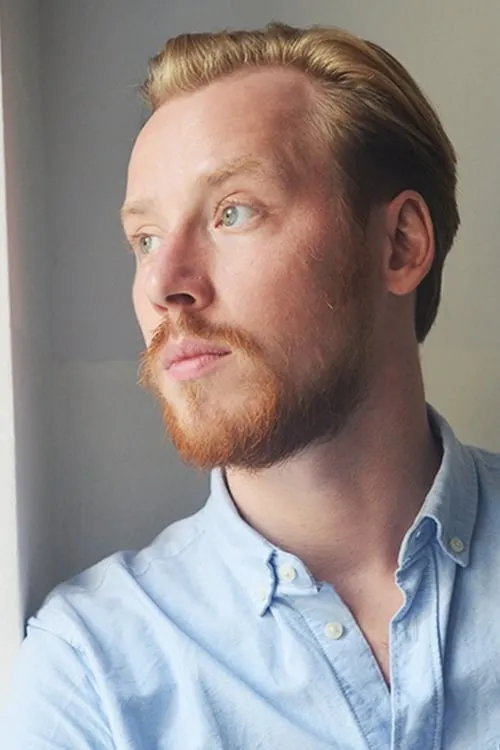 Maciej Nawrocki interpretando a Harbir (voice)