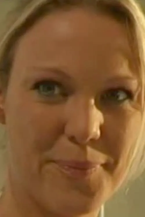 Madeleine Hansson interpretando a Grannfruen