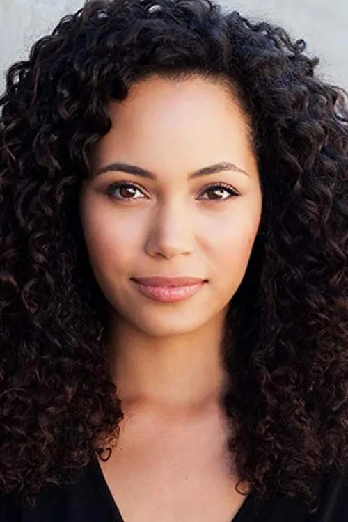 Madeleine Mantock interpretando a Laura