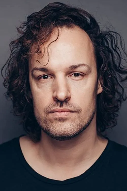 Mads Riisom interpretando a Felix