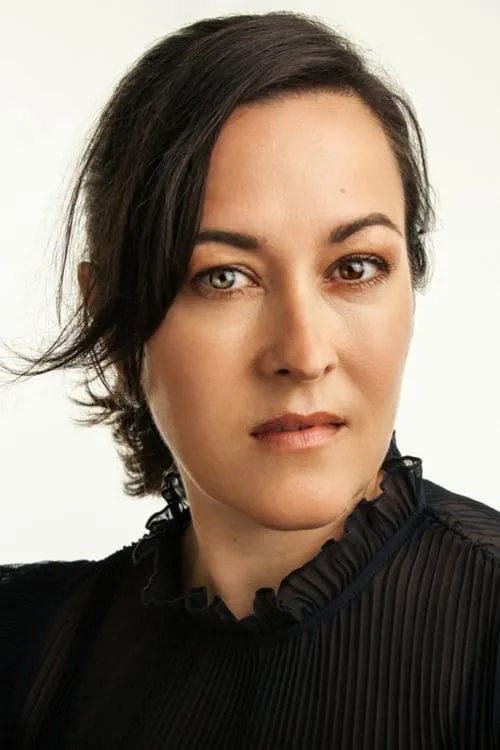 Maggie Kiley interpretando a Stephanie