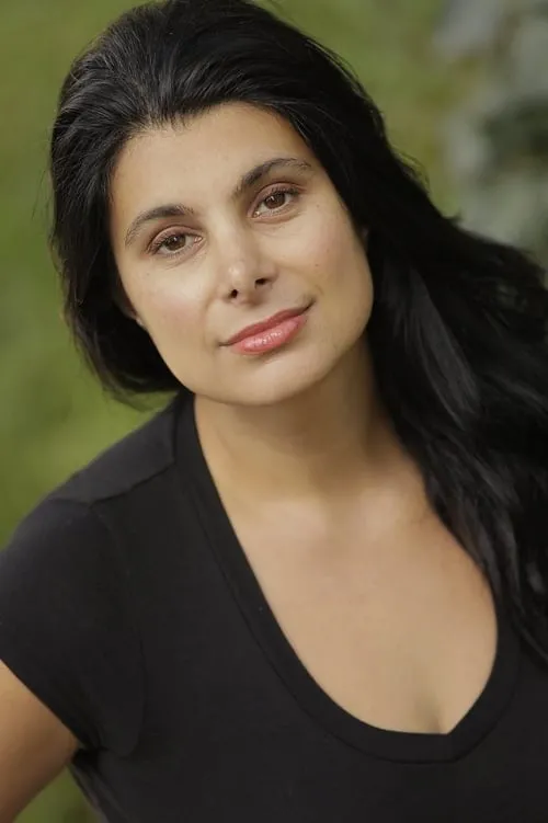 Maggie Parto interpretando a Voice Over