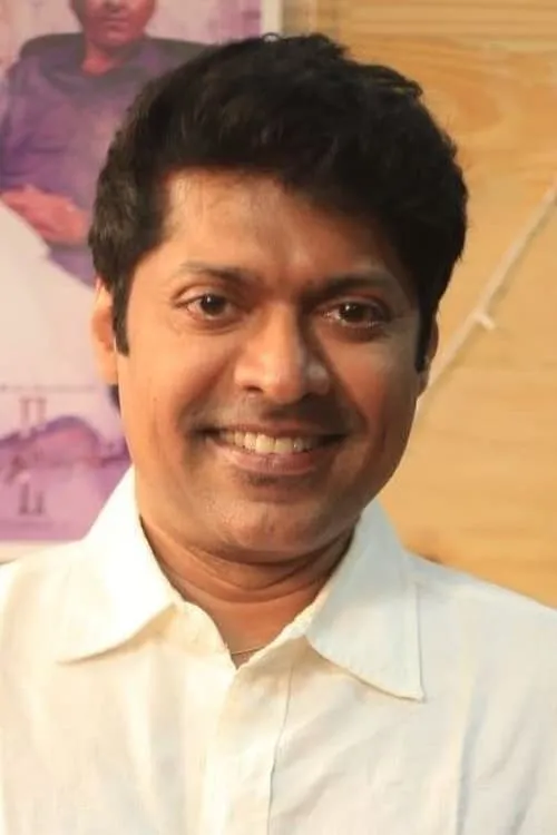 Magizh Thirumeni interpretando a