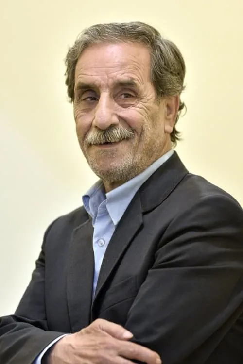 Mahmoud Basiri interpretando a 