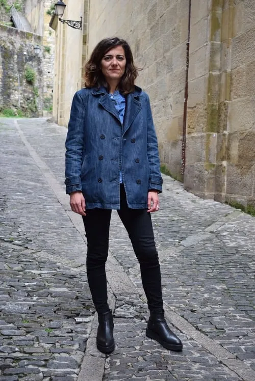 Maider Oleaga interpretando a Herself