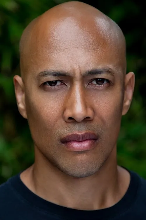 Malcolm C. Murray interpretando a Lewis Donate