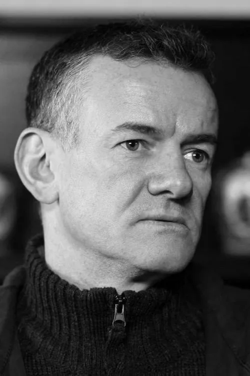 Malcolm Shields interpretando a Leith Romeo