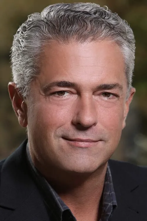 Malek Akkad interpretando a Self