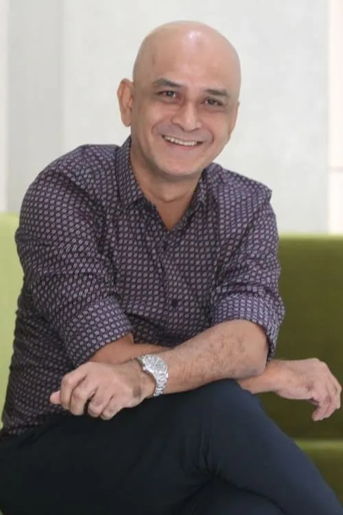 Man Bai interpretando a Topok