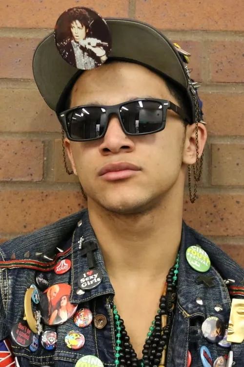 Junie Liv Thomasson ha trabajado con Manny Velazquez en 1 ocasiones