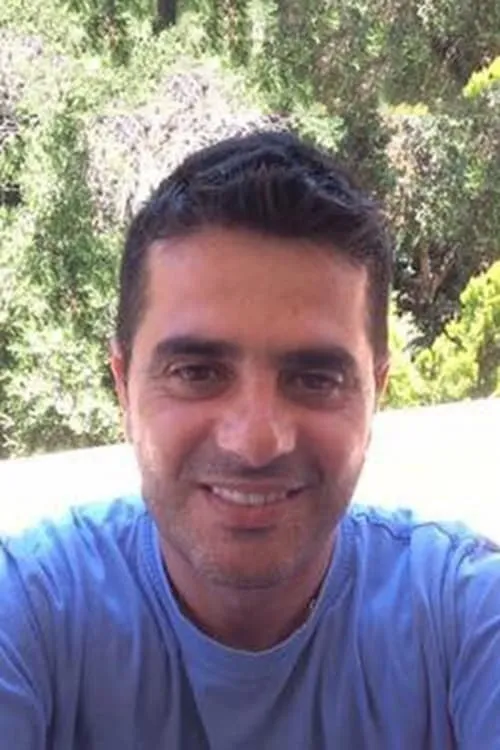 Manolis Hourdakis interpretando a