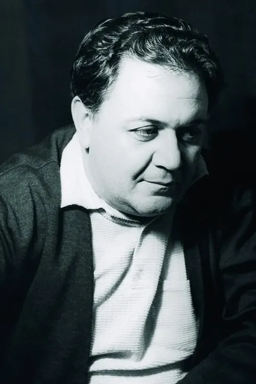 Manos Hatzidakis en su biografía y filmografía