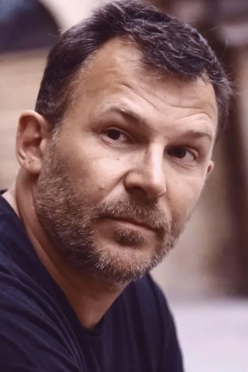 Manu Lanzi interpretando a Draco