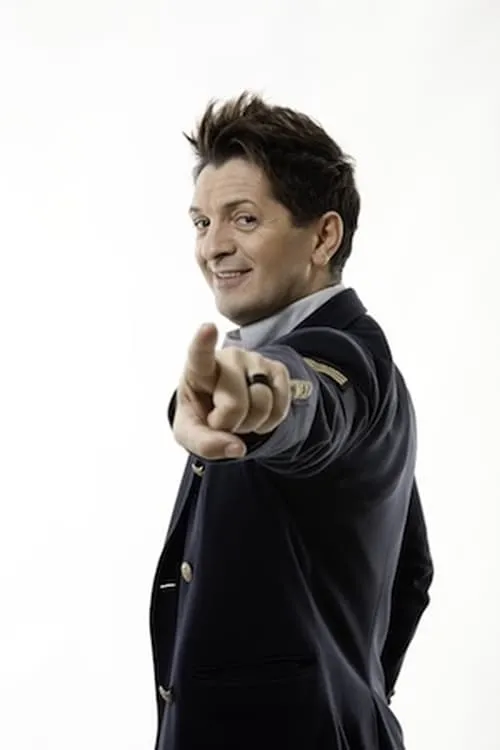 Manuel Frattini interpretando a Aladin