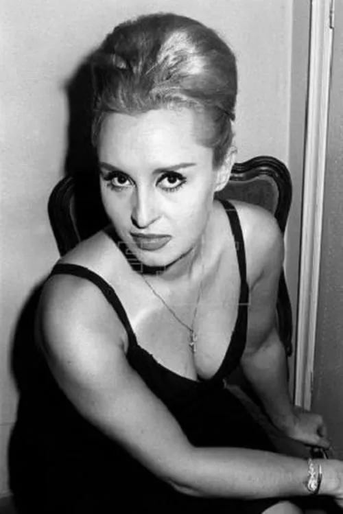 Mara Laso interpretando a Gina